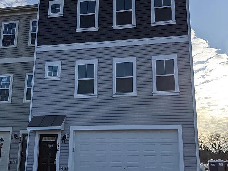 224 Parkland Dr — Photo 4