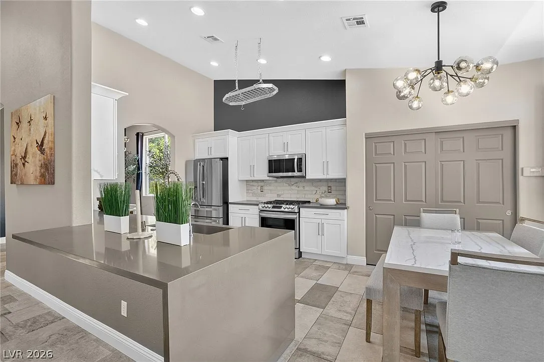 3 bed, 2.0 bath, 2505 sqft, $6,000 — Photo 3