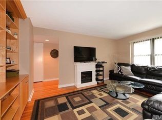 6 Terrace Cir APT 2E, Great Neck, NY 11021