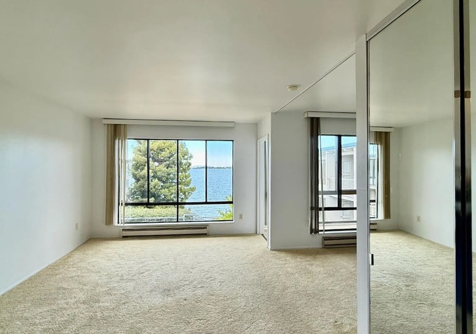 Top Floor, Water View Studio With Enclosed Balcony At Watergate — Photo 2