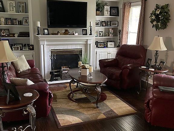 Family room w/ gas fp