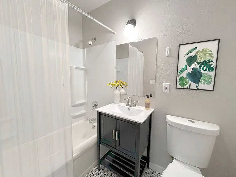 Clairemont Apartments — Photo 28
