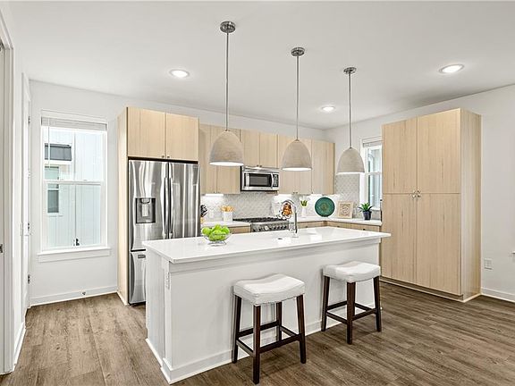 3rd image of 2624 Metcalfe Rd #8
