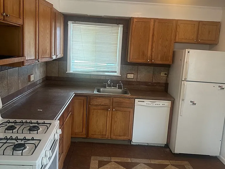 411 Huron St — Photo 2