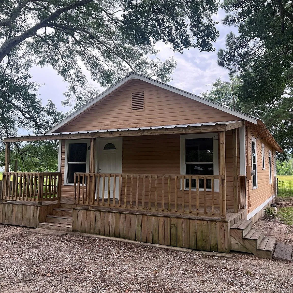 2 bed, 1.0 bath, 748 sqft, $1,195 — Photo 2