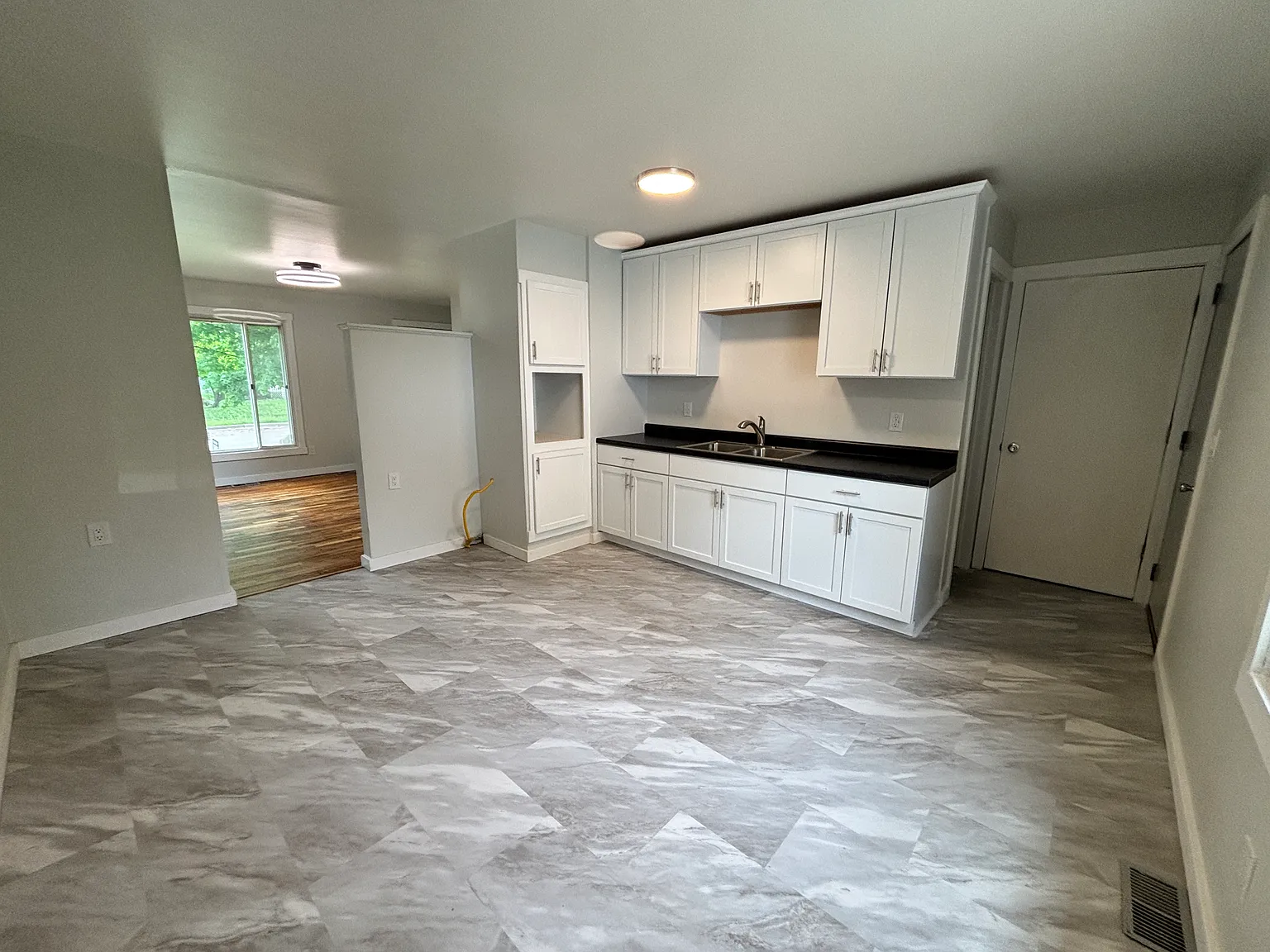 3 bed, 952 sqft, $1,800 — Photo 2