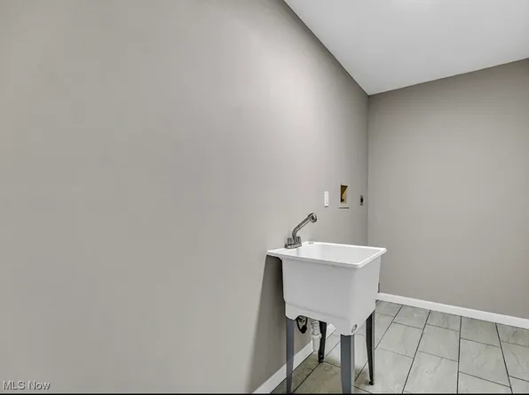 151 Loperwood Ln, Lagrange, OH 44050