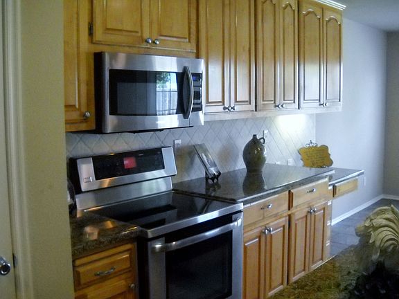 SS appliances+lots of cabinets