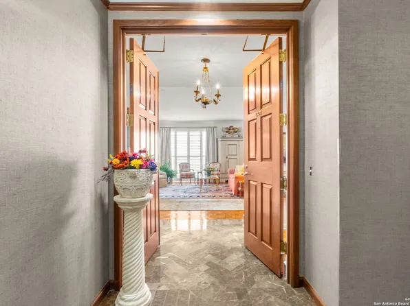 1 TOWERS PARK LN #2304, San Antonio, TX 78209