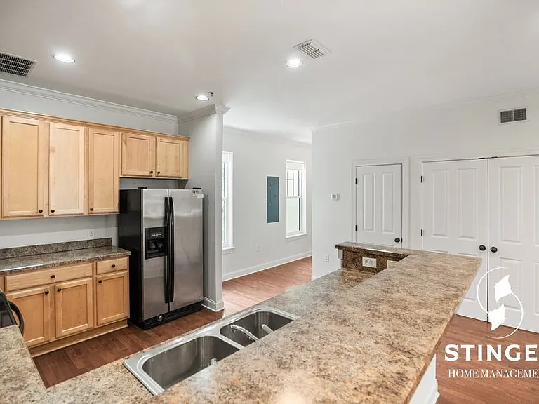 828B E Paris Ave — Photo 5