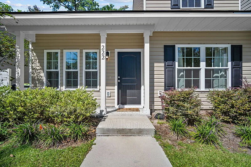 3 bed, 2.5 bath, 1319 sqft, $2,200 — Photo 4
