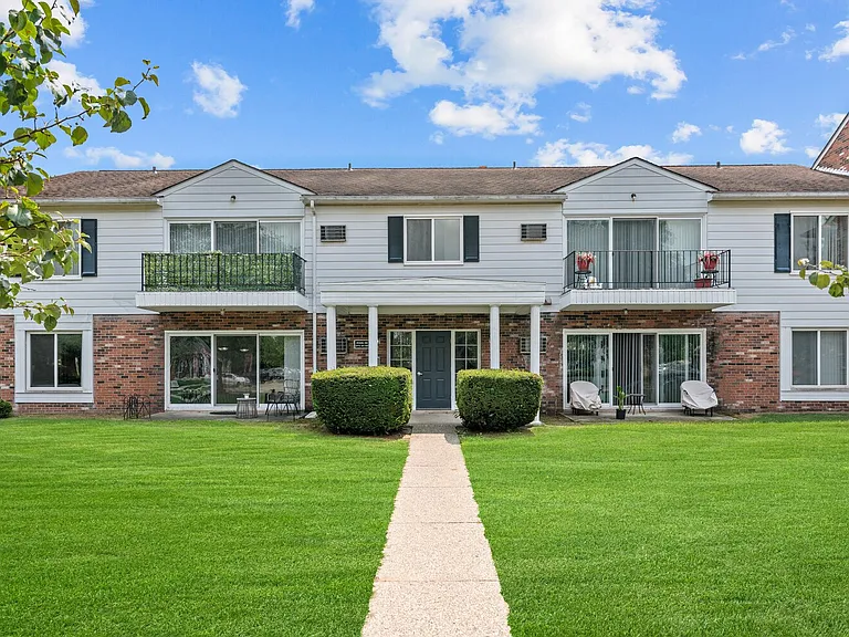 Apple Ridge Apartments - Livonia, MI — Photo 30