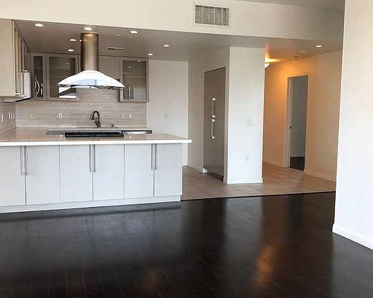 4th image of 201 N Manhattan Pl APT 401