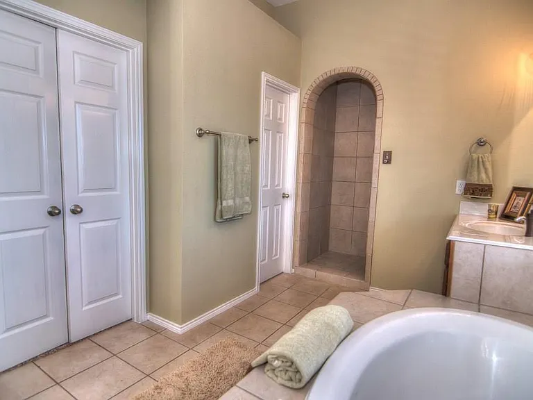 9400 Woodhurst Dr — Photo 19