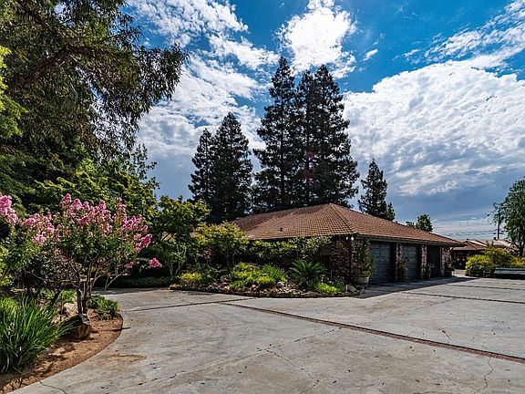 3rd image of 10173 Rolling Hills Dr