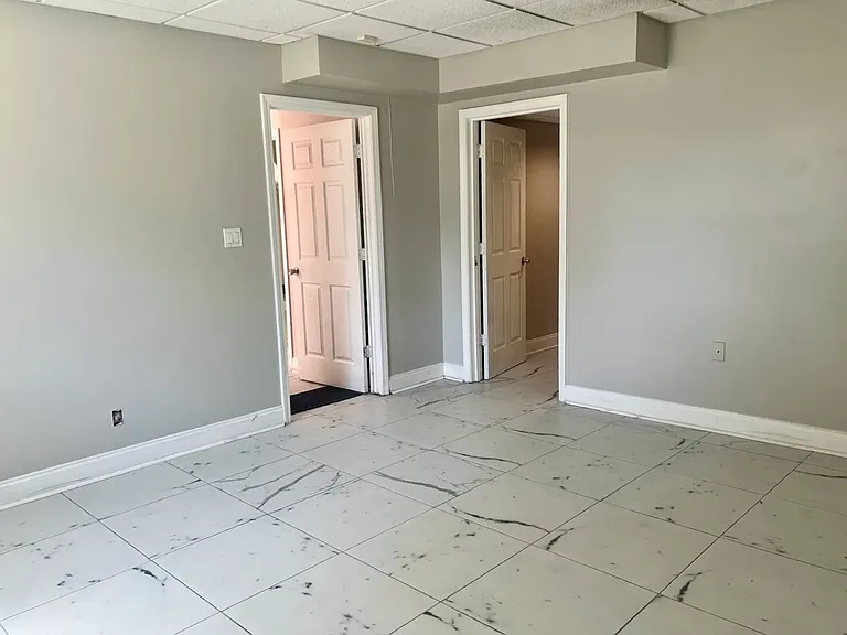 601 Southdale Cir — Photo 27