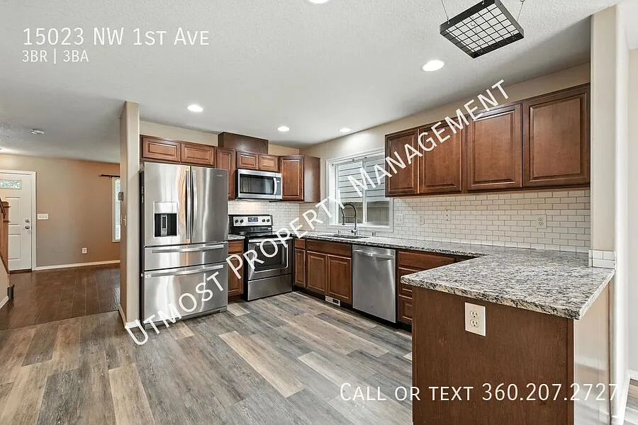 3BD home with den in Fabulous location in Felida — Photo 3
