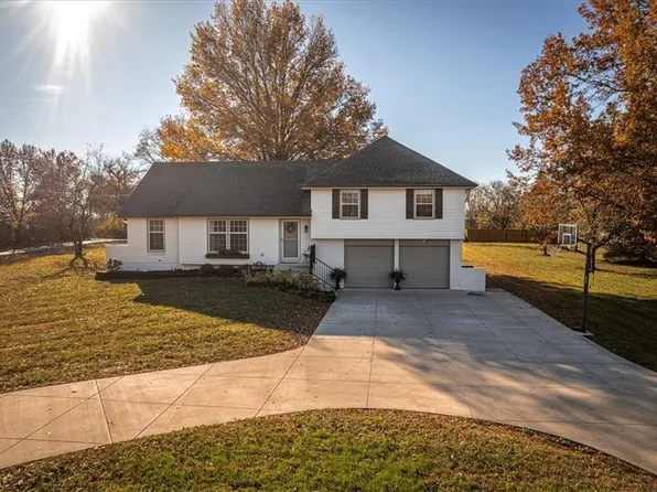 7585 W 183rd St, Stilwell, KS 66085