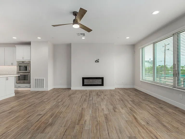 4525 N 40th St #8 — Photo 8