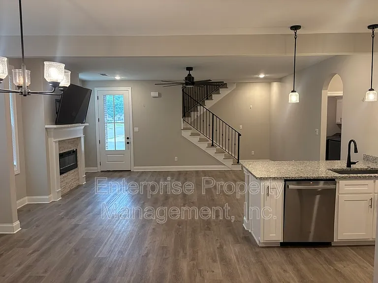 564 Holden Dr — Photo 7