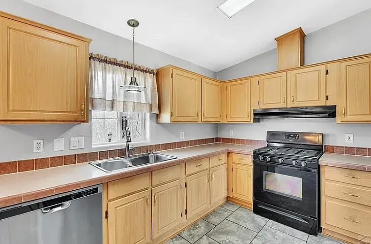 4 bed, 1958 sqft, $2,400 — Photo 2