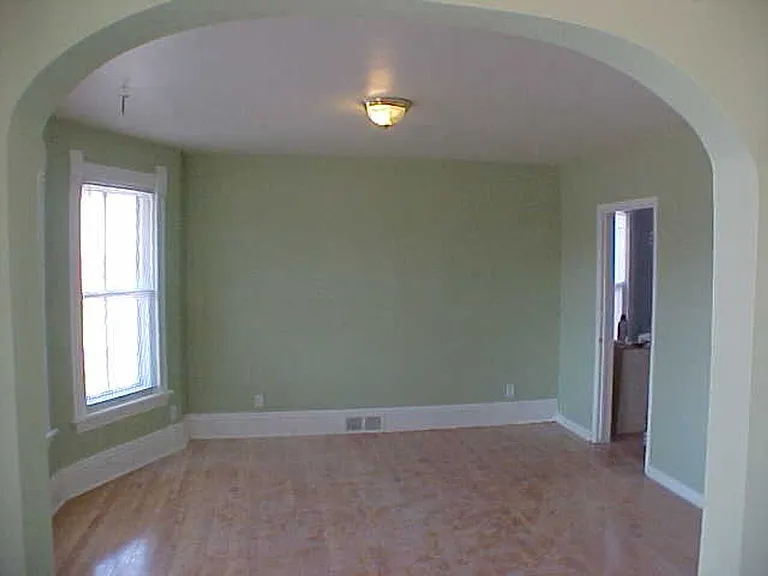 219 E Mifflin St — Photo 5