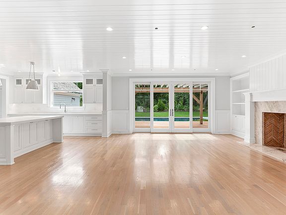 4th image of 19 Coves End Ln