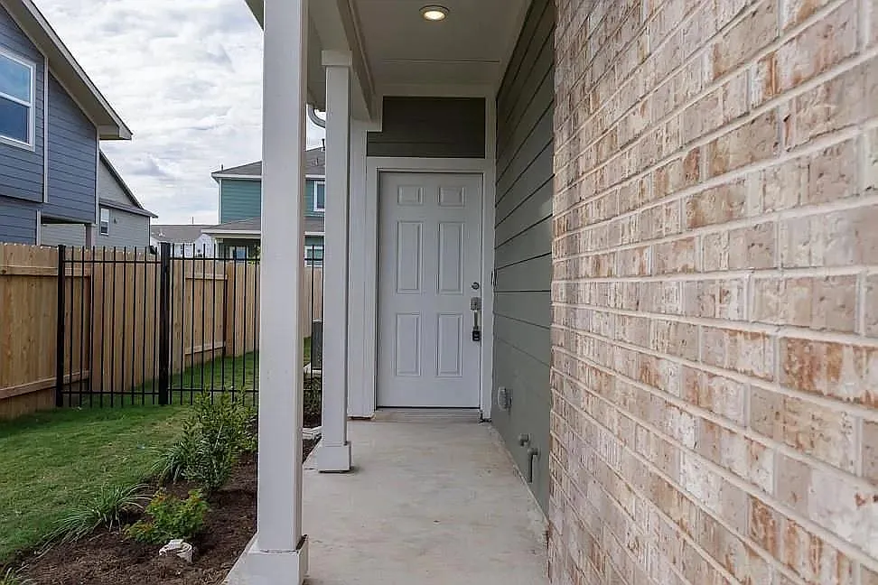 3 bed, 2.5 bath, 1391 sqft, $1,825 — Photo 3