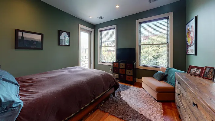 Sold by Bond New York | media 4