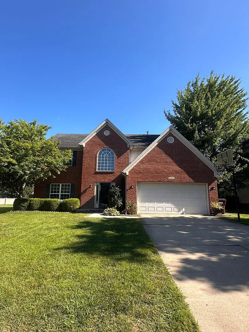 Spacious 4-Bedroom Home in Prospect Lawn Care Included! — Photo 1