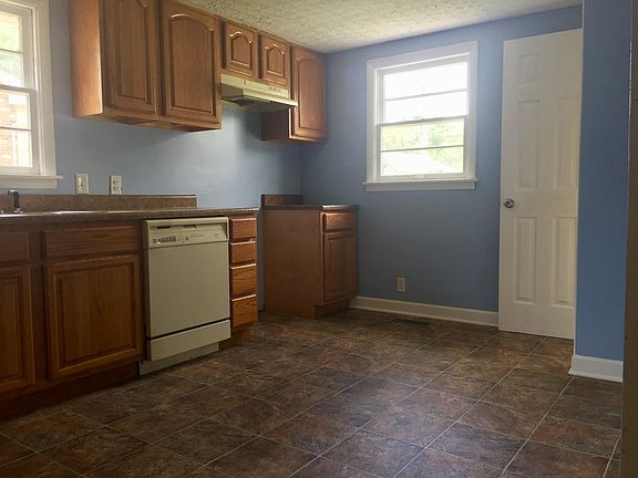 3rd image of 28 Fleetwood Ave