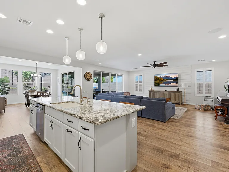 7228 W Tombstone Trl — Photo 8
