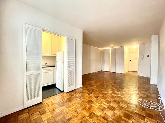3rd image of 117 E 71st St APT 3E