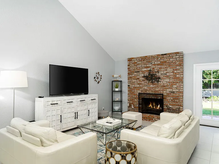 Living room with fireplace and Smart TV.