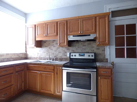 5th image of 2359 Oak St APT 7