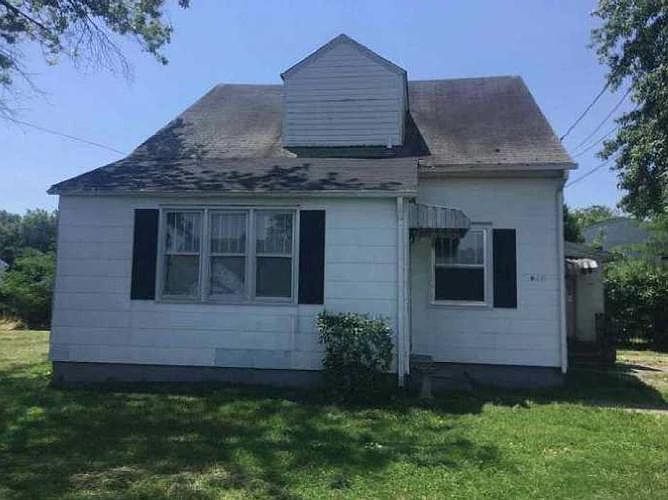 1st image of 1435 N Maple Dr