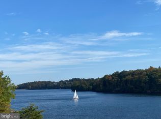 204 Green Leaf Dr, Cross Junction, VA 22625