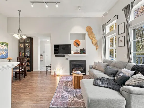 137 E 1st St #401, North Vancouver, BC V7L 1B2