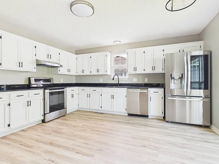 1206 Foxridge Dr — Photo 4