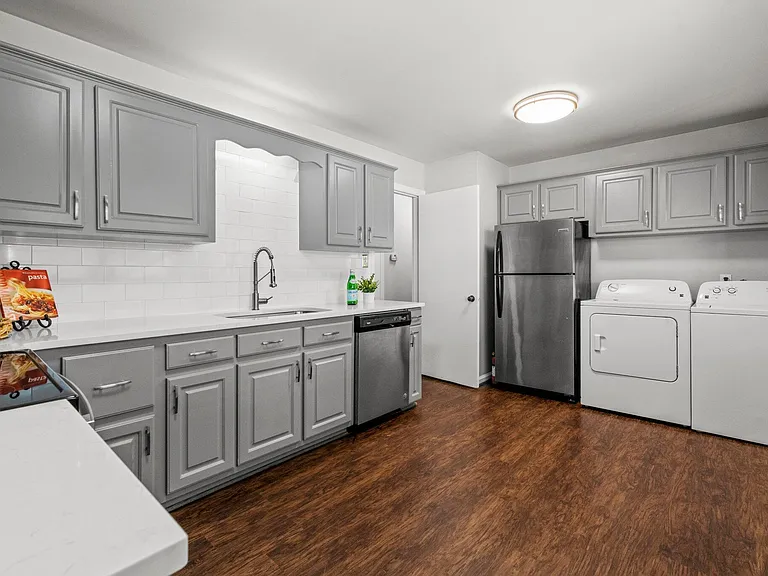 530 Banks St — Photo 10
