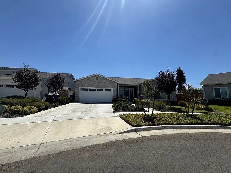 2637 W Andrew Ln — Photo 1
