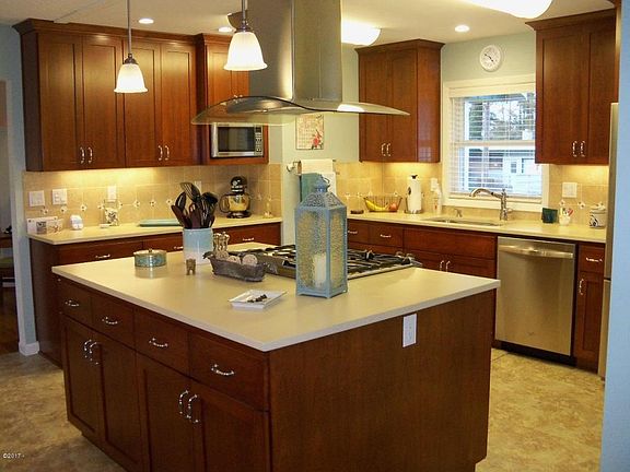 3rd image of 252 NE Chambers Ct