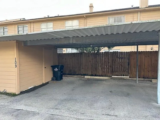 7700 Creekbend Dr #109 — Photo 19