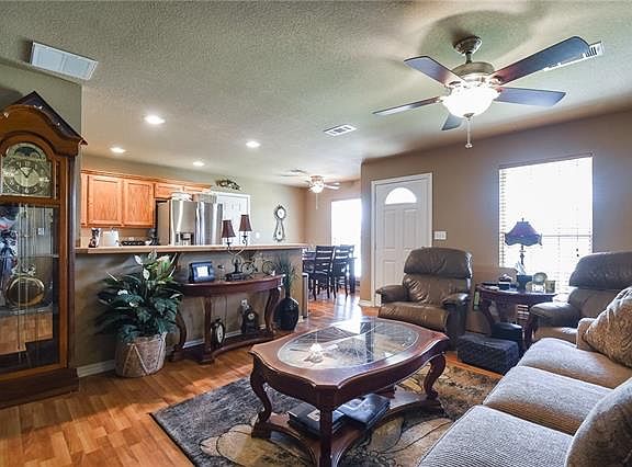 5th image of 907 Robineta Ln