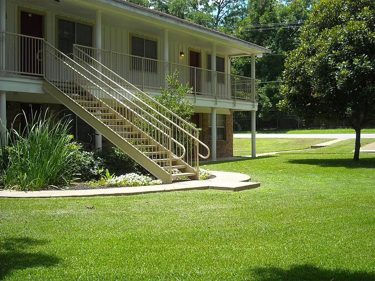 Jackson Street Courtyard where 2 bedrooms and Efficiencies are located