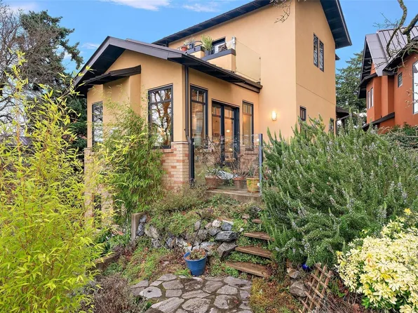 849 Dunsmuir Rd #3, Esquimalt, BC V9A 5B8