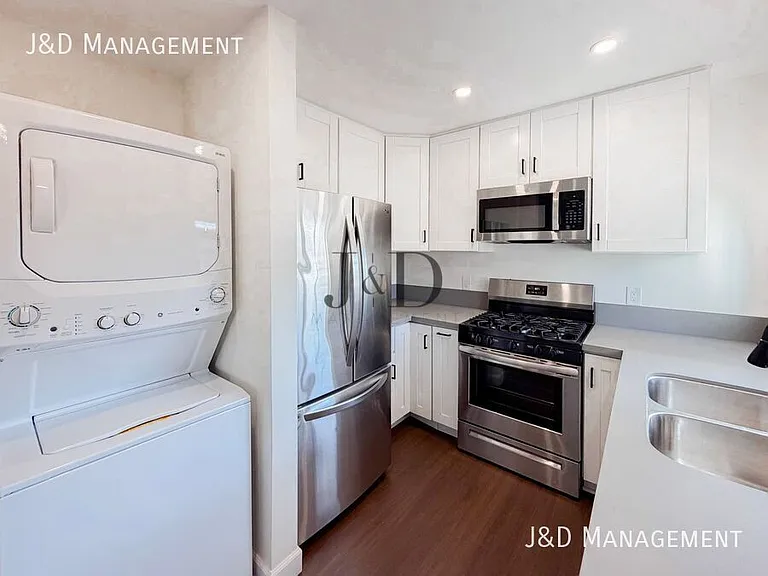 725 E 22nd St — Photo 3