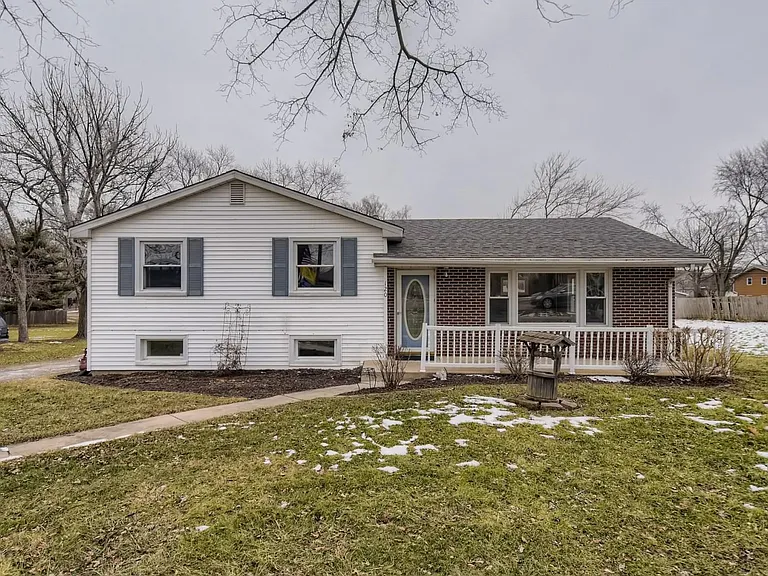 120 Roberts Rd — Photo 1
