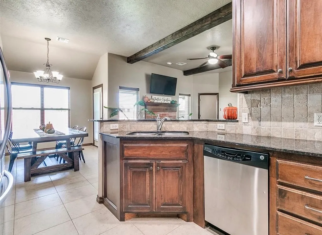4 bed, 1930 sqft, $2,100 — Photo 4