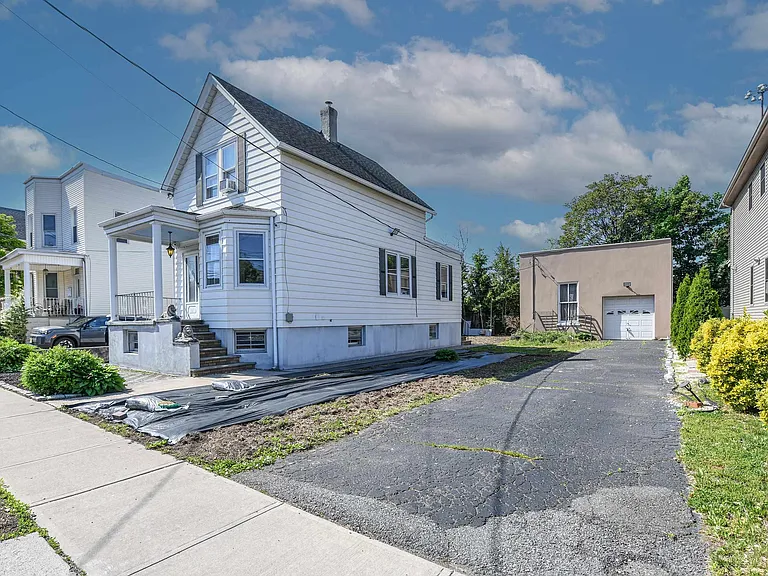 241 Maple St — Photo 29